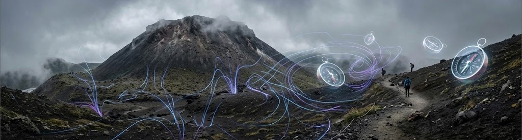 樽前山の溶岩ドームを背景に、地表から湧き上がる磁力線のうねりと、方向を失いバラバラな向きを指す複数のコンパス。上下に広い白空白を持つアイキャッチ。